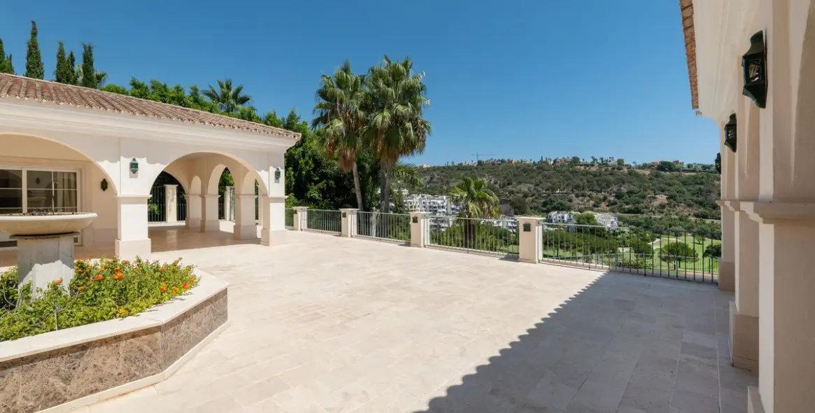 Sale of detached villa in Los Arqueros 5