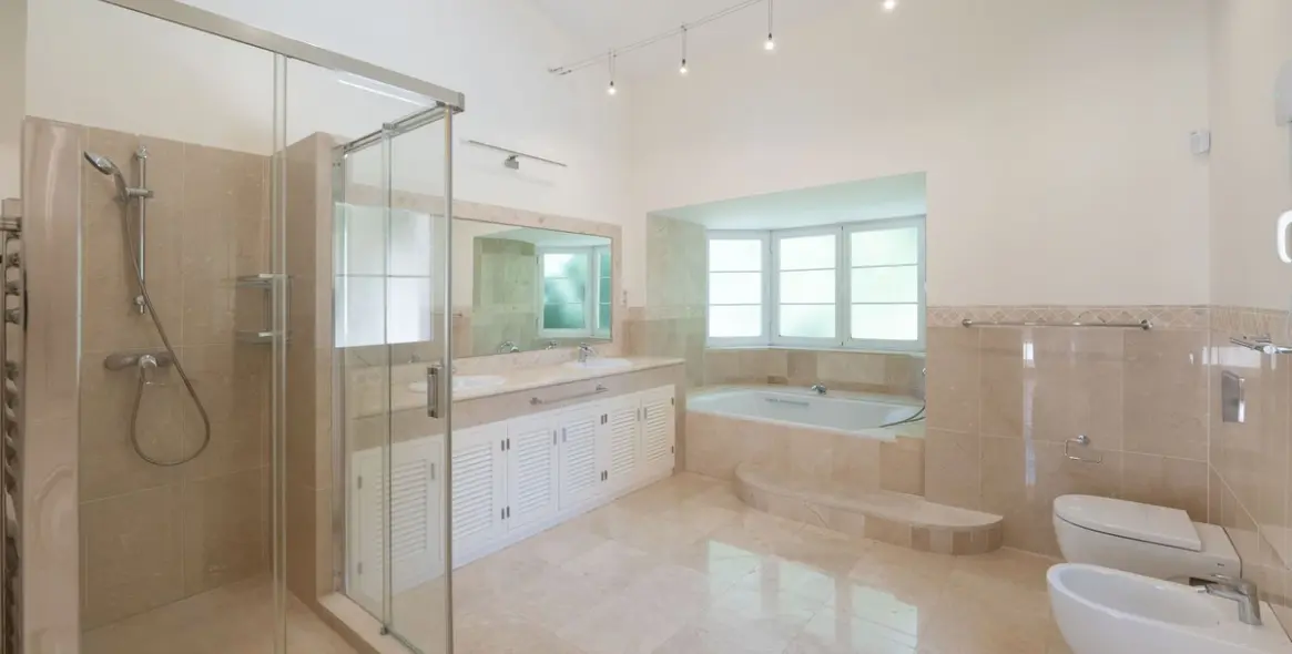 Sale of detached villa in Los Arqueros 11