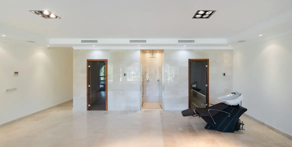 Sale of detached villa in Los Arqueros 18