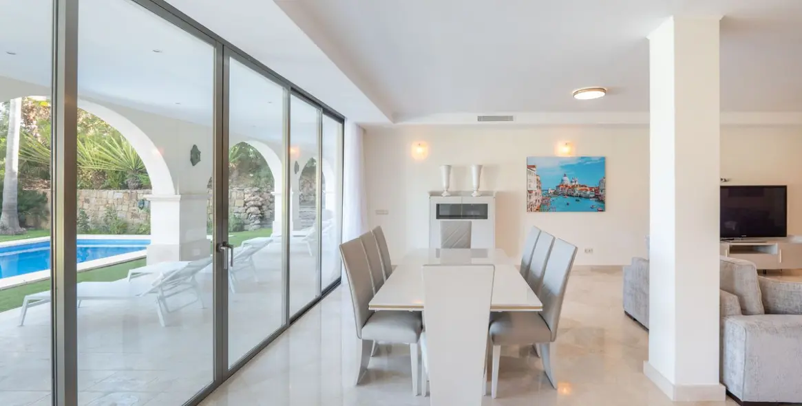 Sale of detached villa in Los Arqueros 25