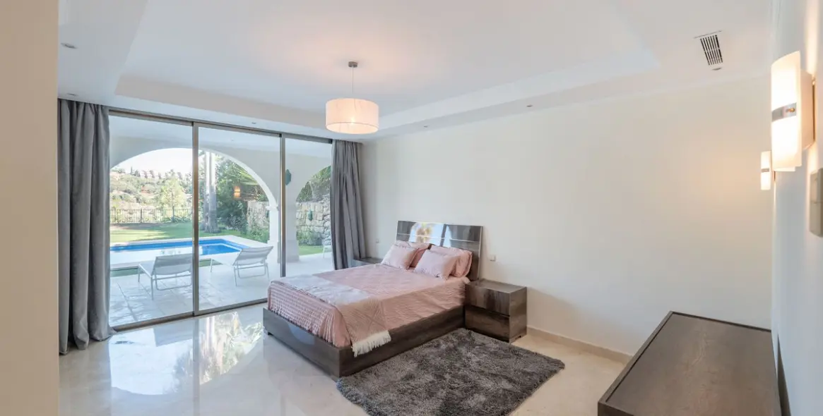 Sale of detached villa in Los Arqueros 27