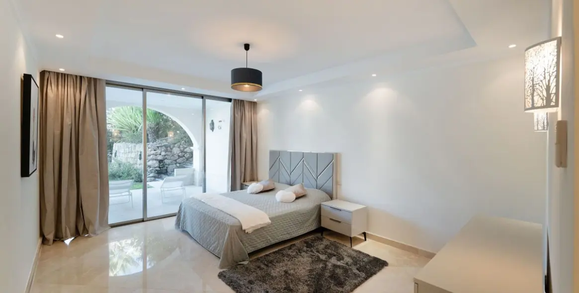 Sale of detached villa in Los Arqueros 28