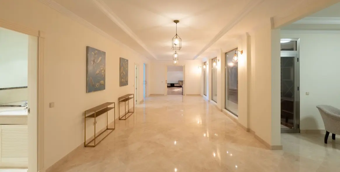 Sale of detached villa in Los Arqueros 33