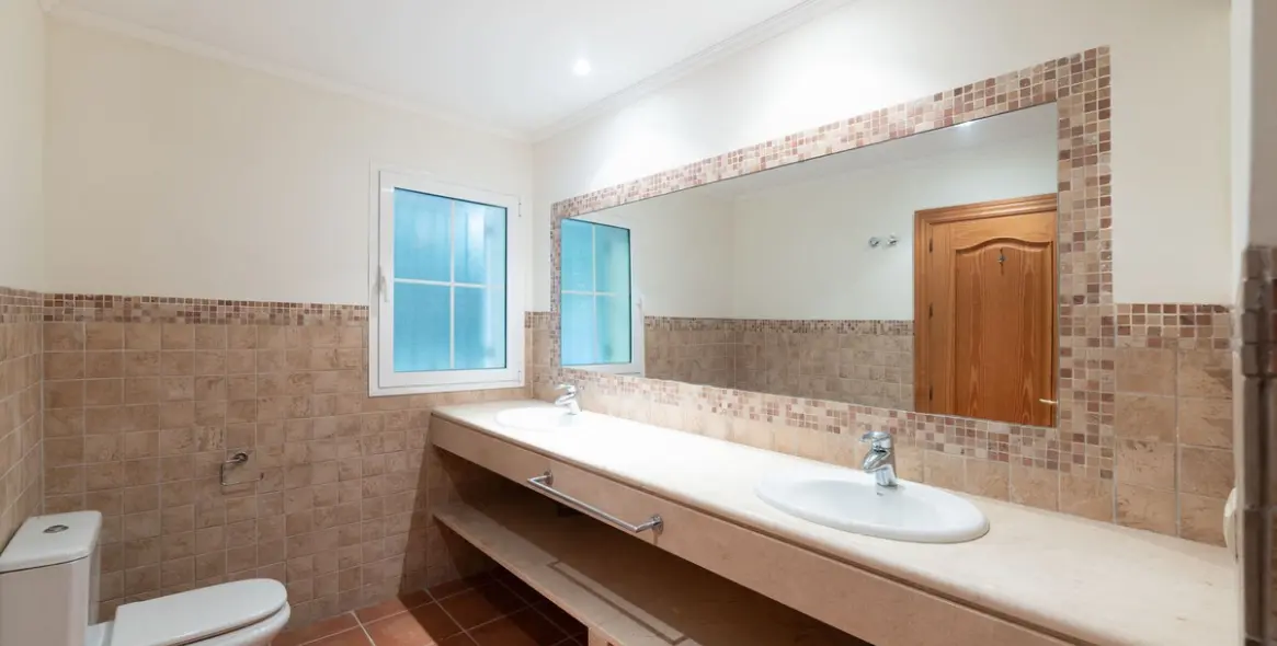 Sale of detached villa in Los Arqueros 38