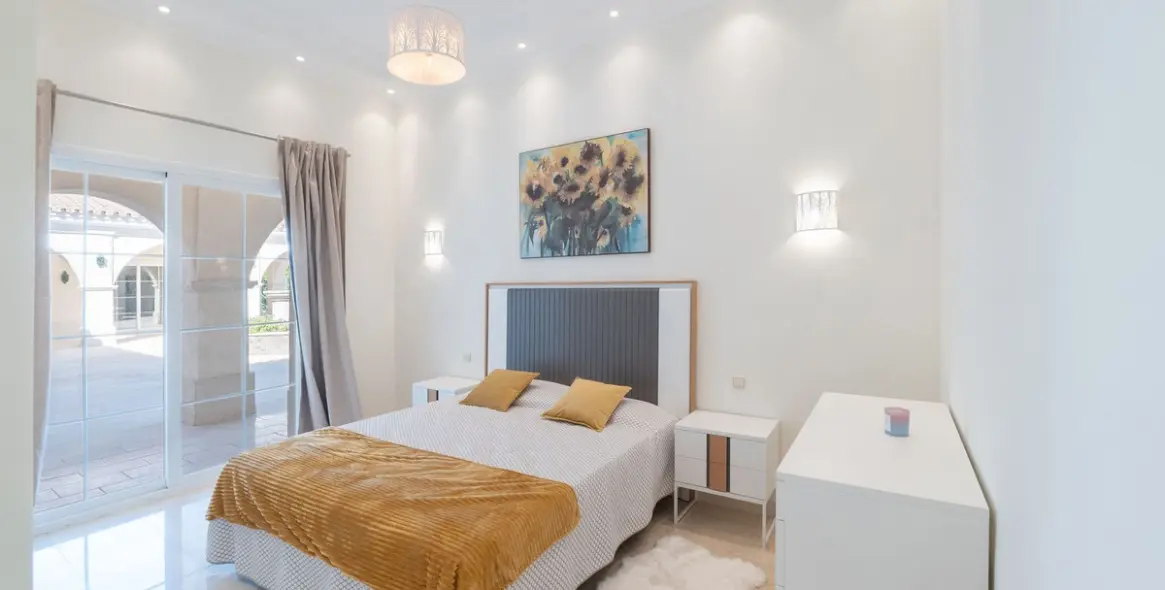 Sale of detached villa in Los Arqueros 45