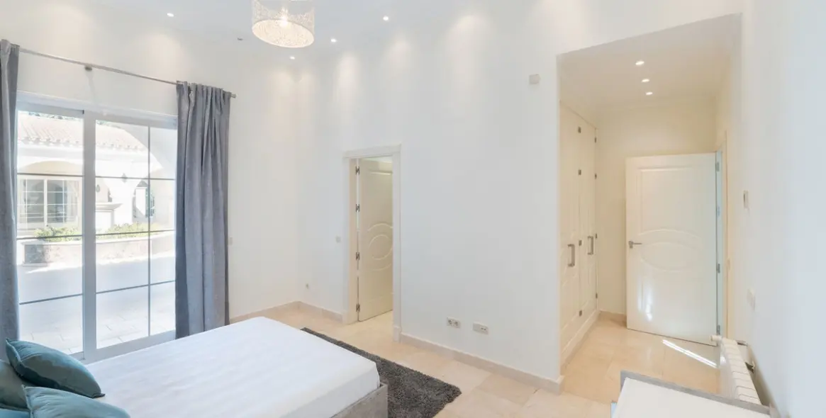 Sale of detached villa in Los Arqueros 48