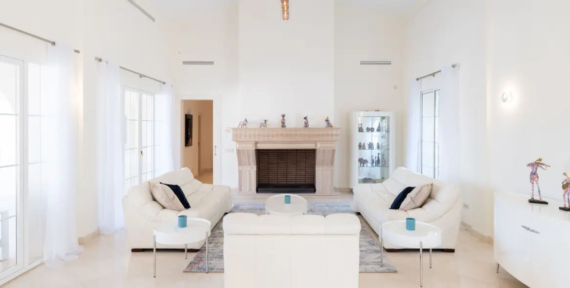 Sale of detached villa in Los Arqueros 50