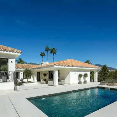 Venta de villa independiente en Nueva Andalucía