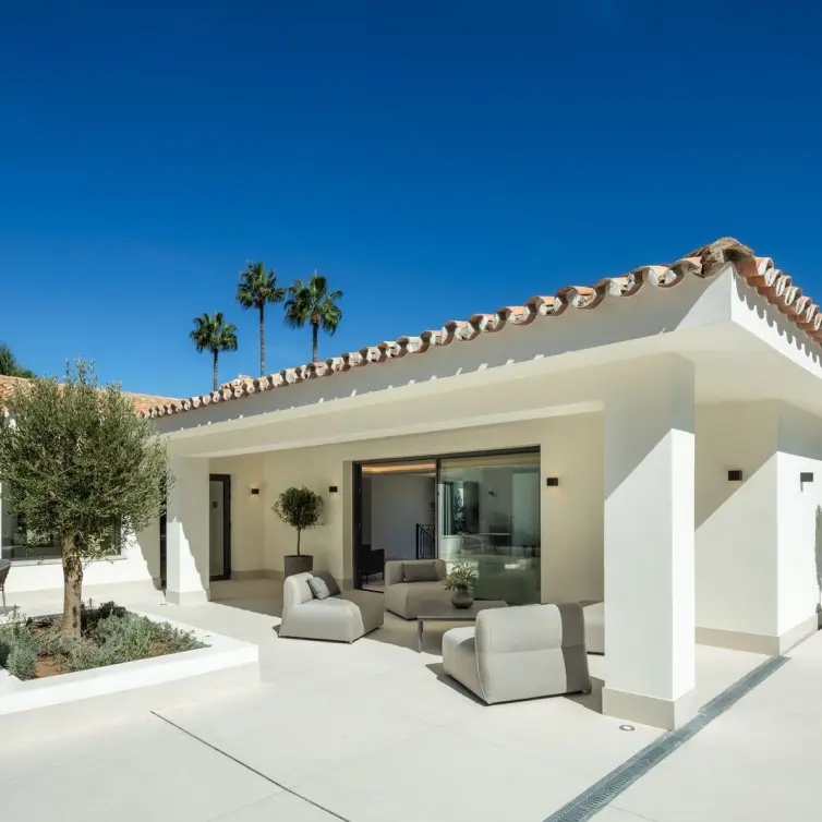 Sale of detached villa in Nueva Andalucía