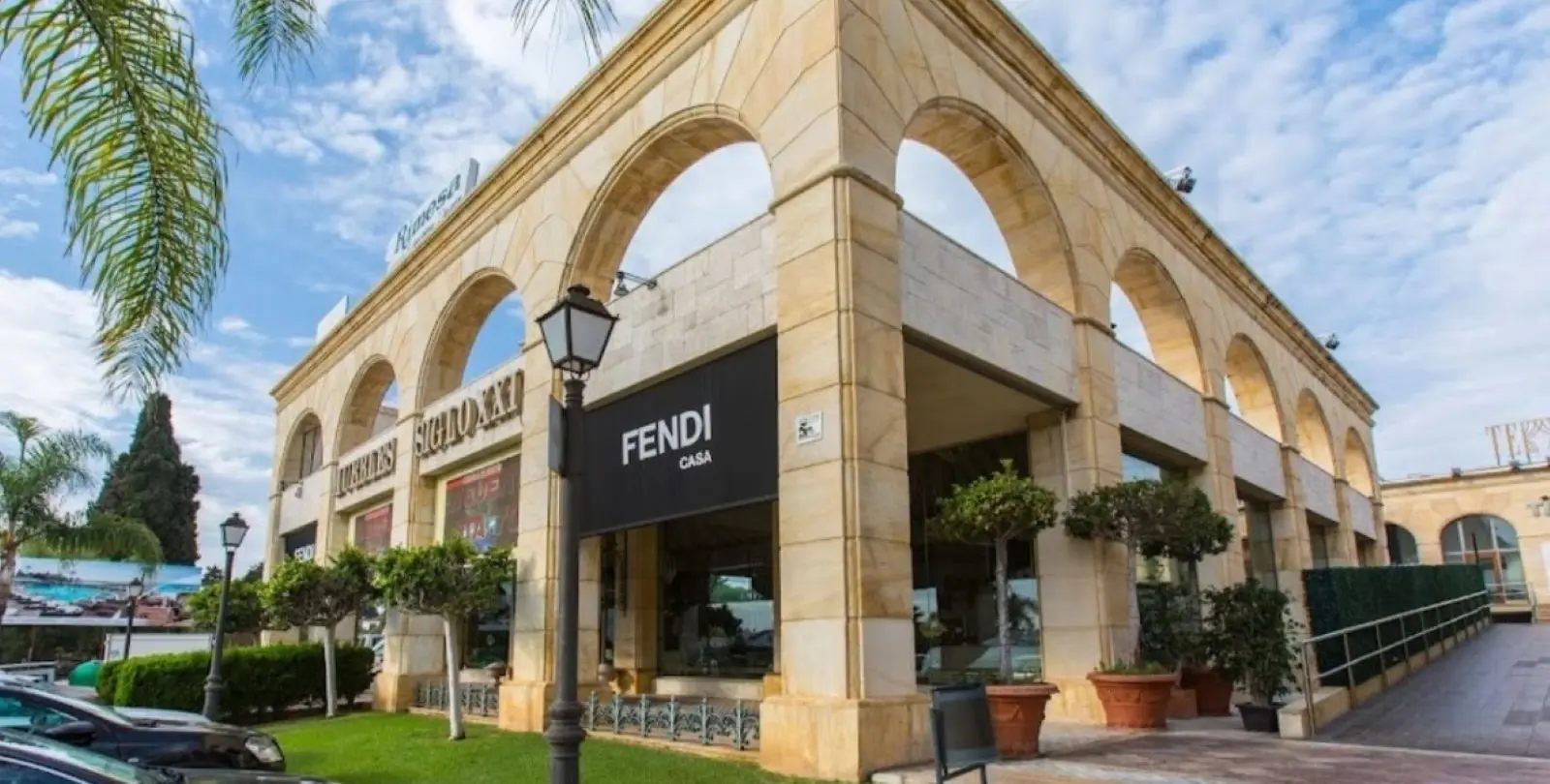 Venta de local comercial en Puerto Banús 1