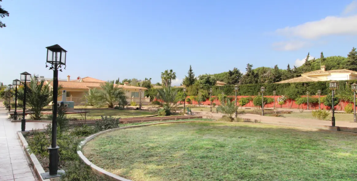 Продажа  отдельно стоящей виллы в Guadalmina Baja 1