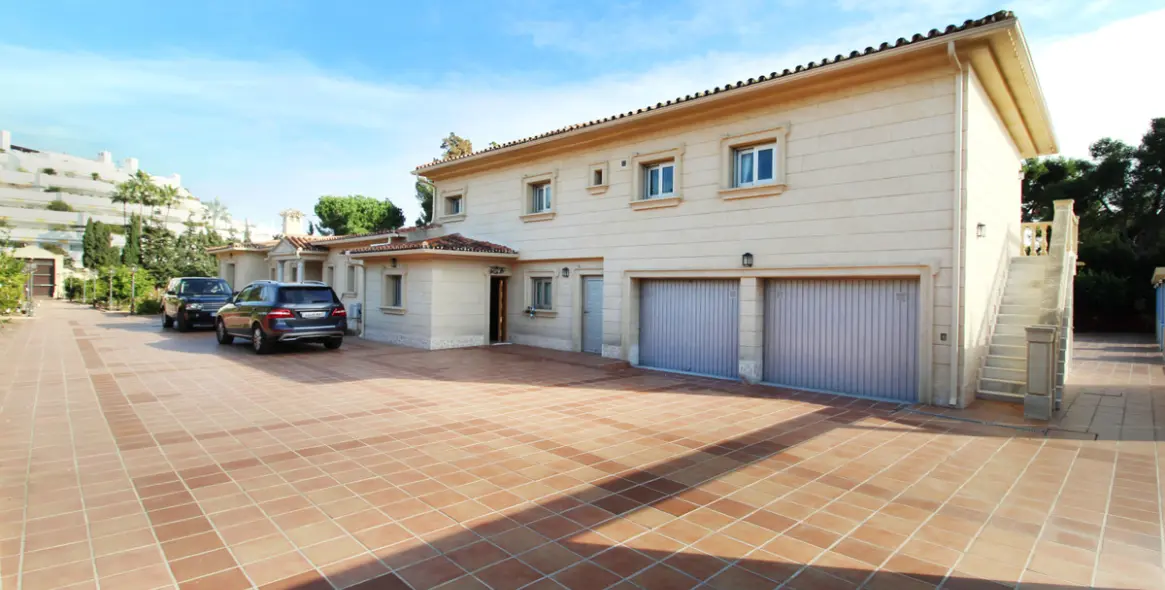 Продажа  отдельно стоящей виллы в Guadalmina Baja 11