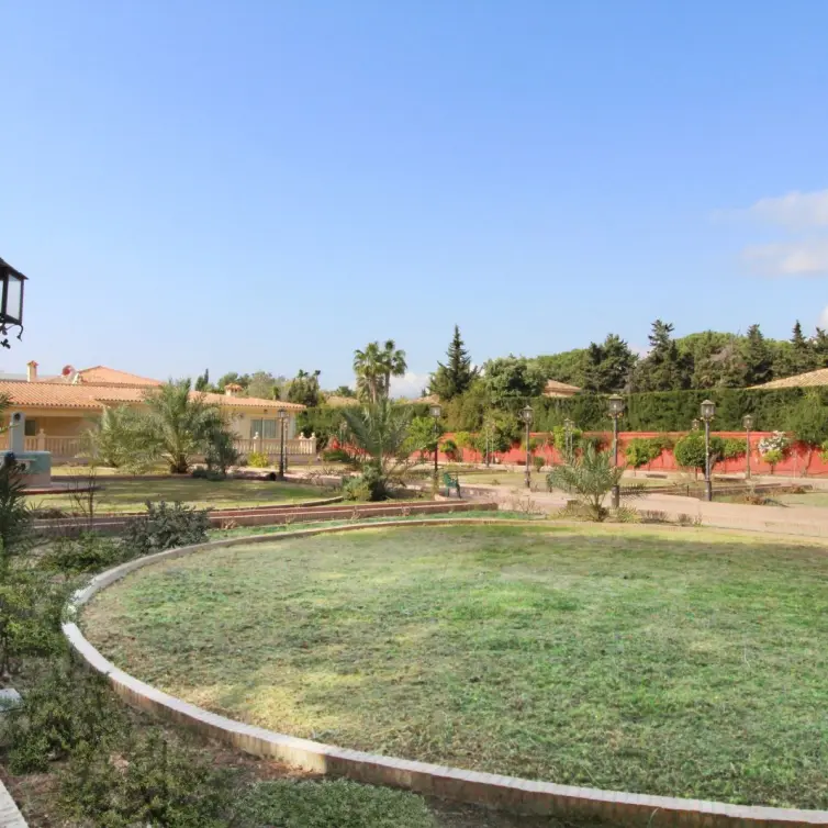 Sale of detached villa in Guadalmina Baja