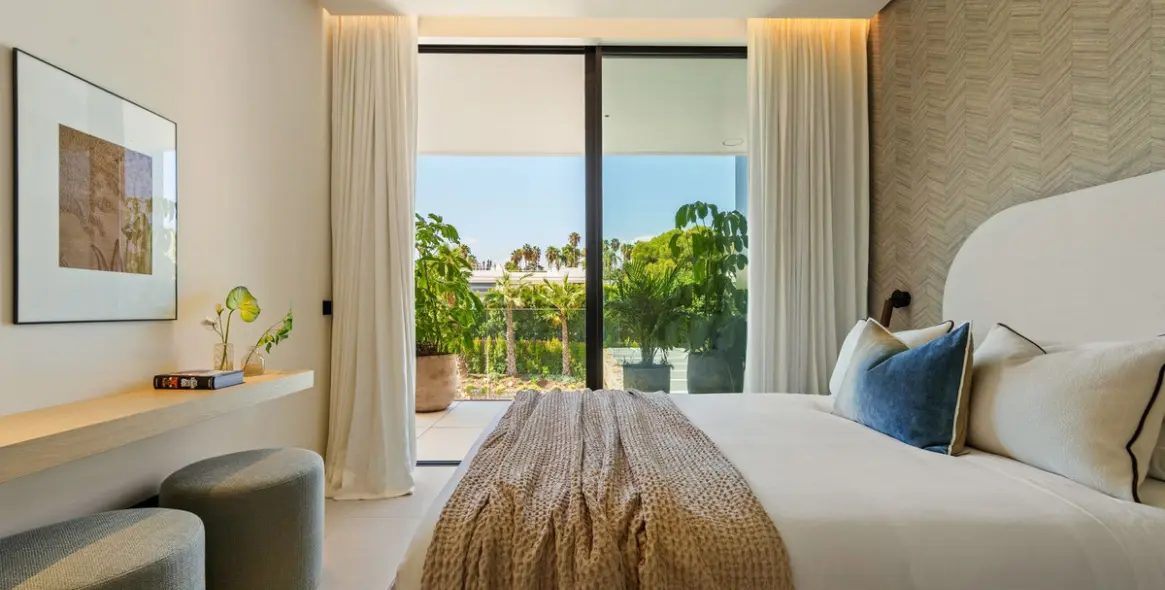 Sale of detached villa in Marbella (district The Golden Mile) 3