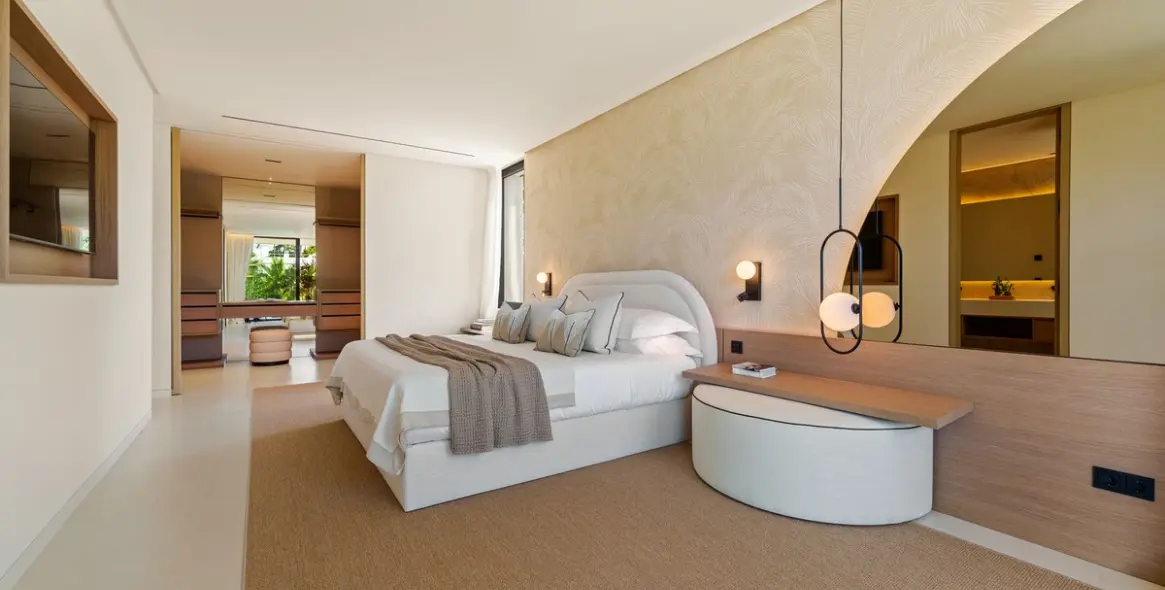 Sale of detached villa in The Golden Mile 11