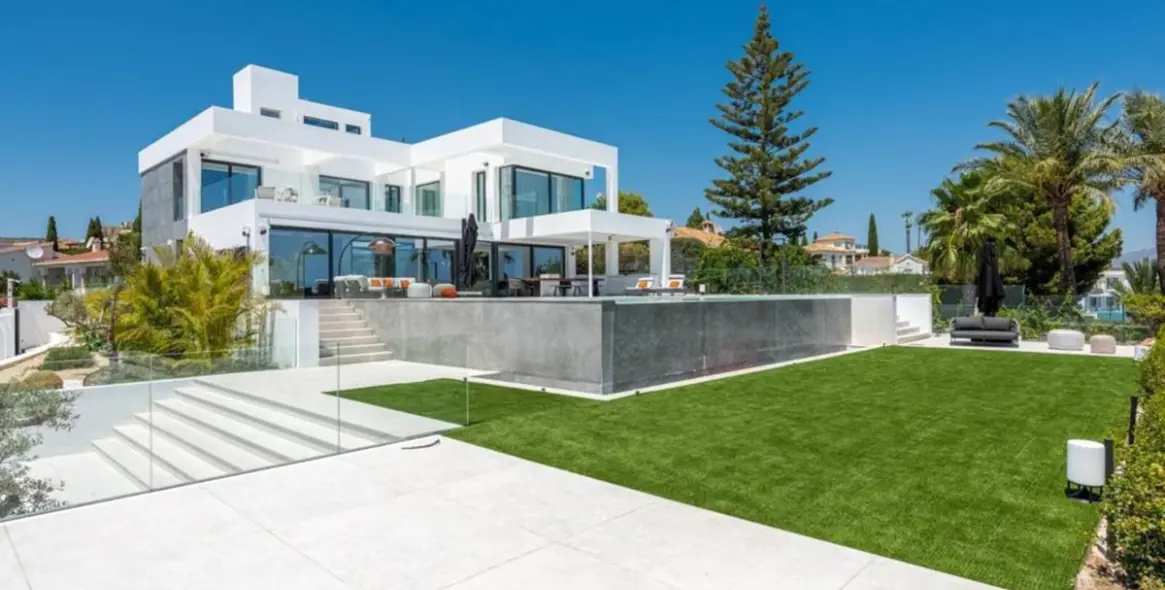 Sale of detached villa in Benahavís 2