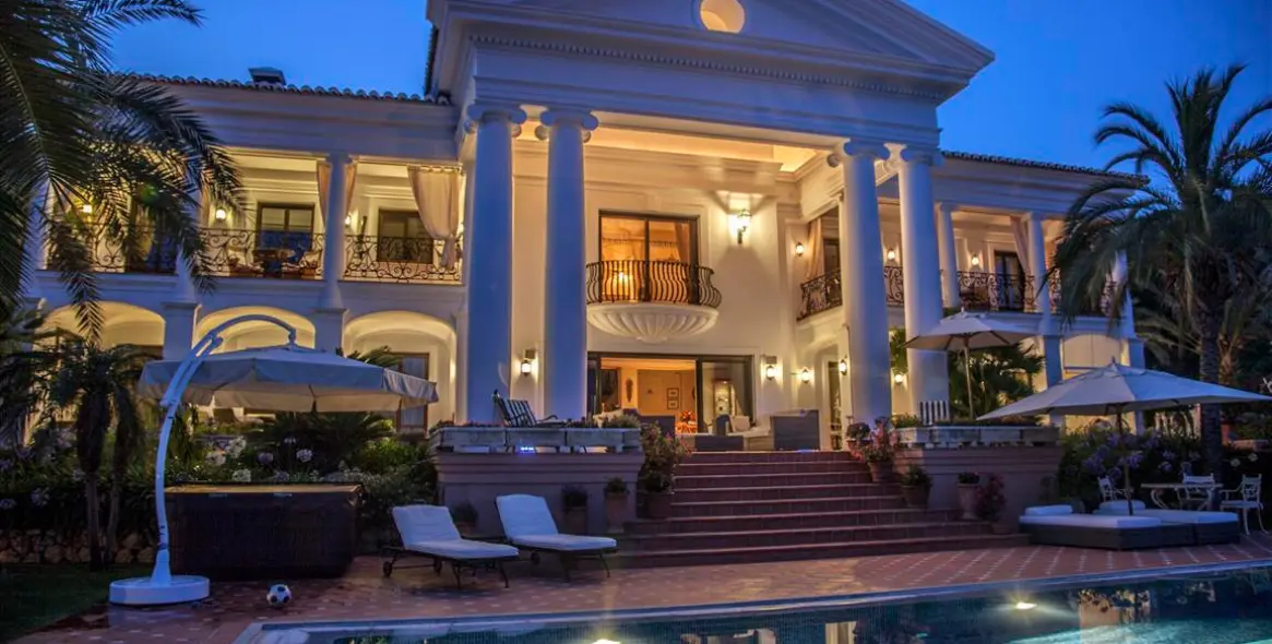 Продажа  отдельно стоящей виллы в Marbella (район Sierra Blanca) 1