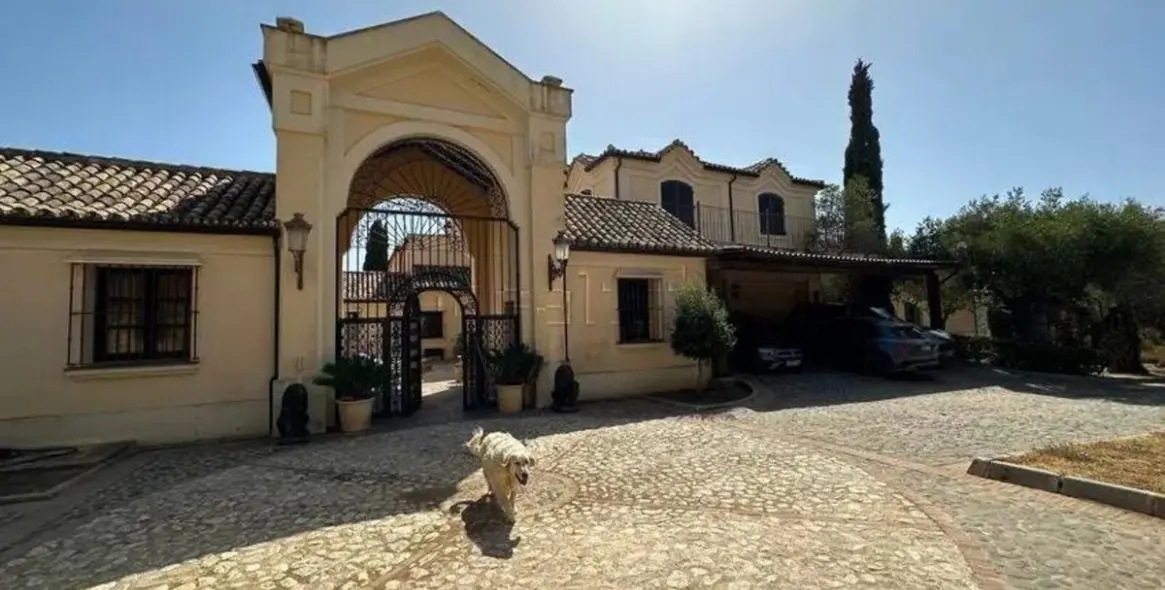 Продажа  отдельно стоящей виллы в Marbella East (район La Mairena) 3