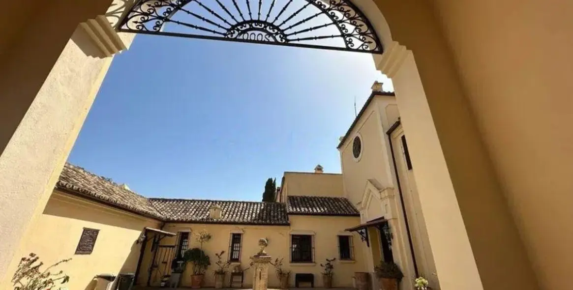 Продажа  отдельно стоящей виллы в Marbella East (район La Mairena) 4