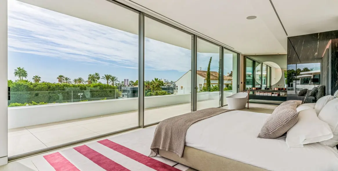 Sale of detached villa in Marbella (district The Golden Mile) 8