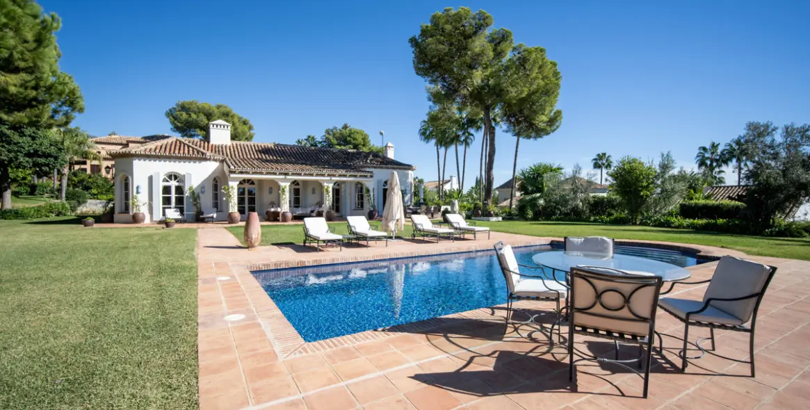 Sale of detached villa in Marbella (district The Golden Mile) 1