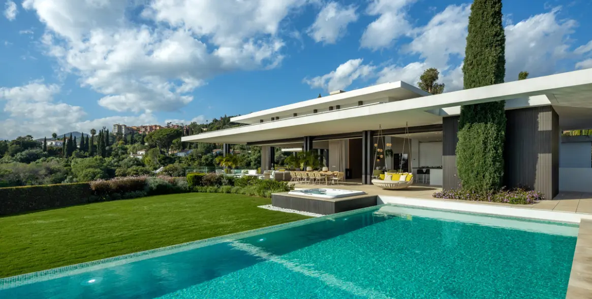 Sale of detached villa in La Quinta 28