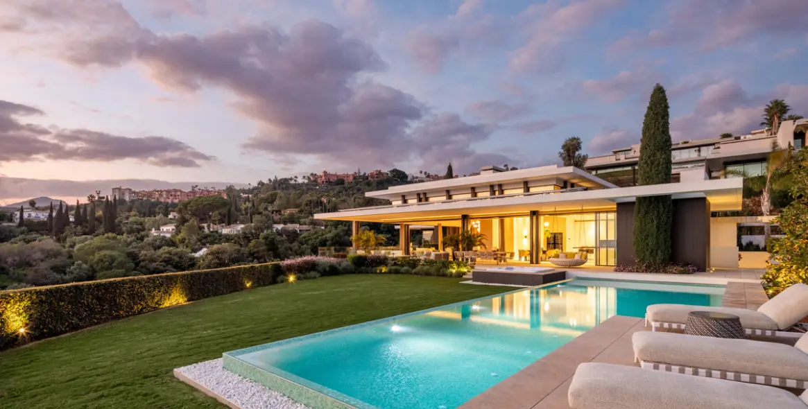 Sale of detached villa in La Quinta 33