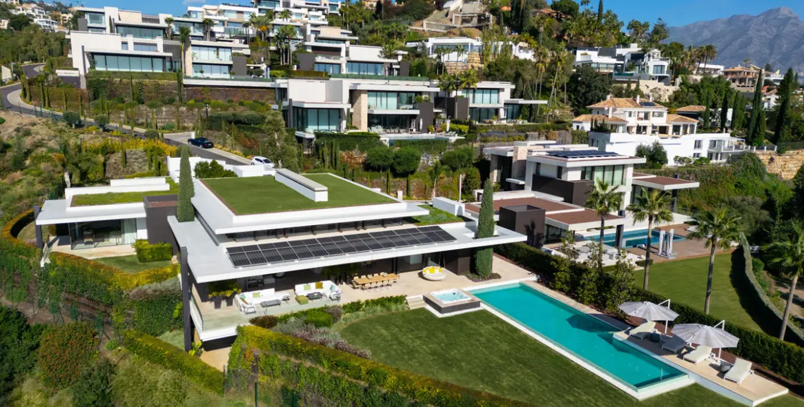 Sale of detached villa in La Quinta 37