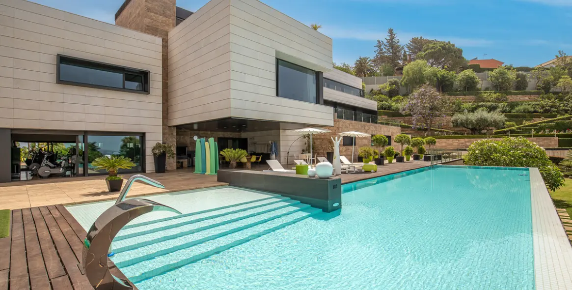 Продажа  отдельно стоящей виллы в Malaga (район Málaga Este) 1