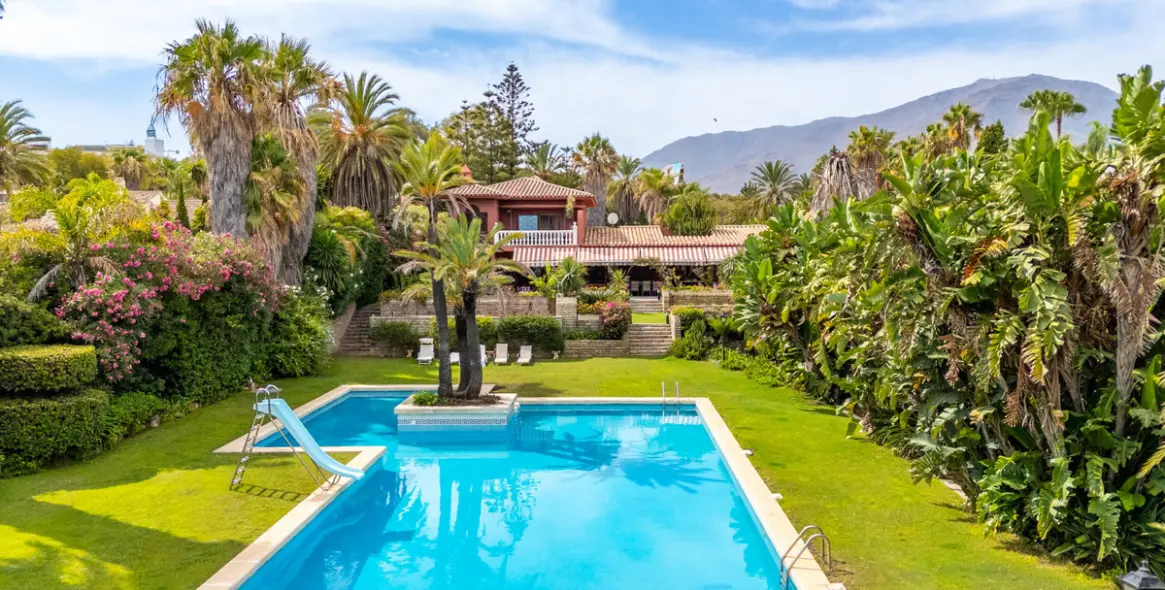Sale of detached villa in Estepona 1