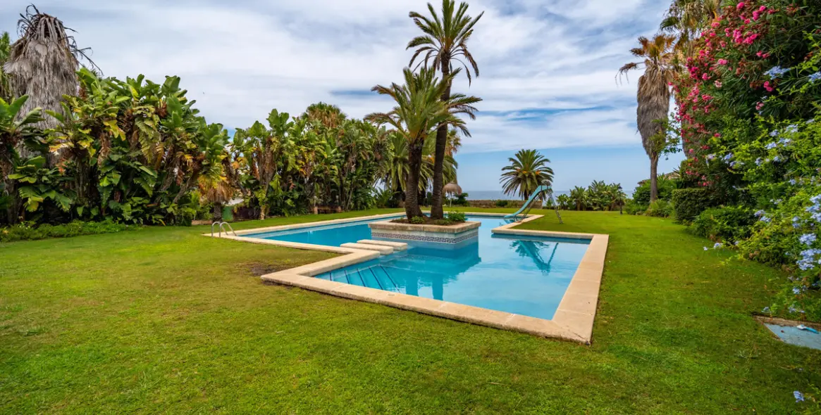 Sale of detached villa in Estepona 2