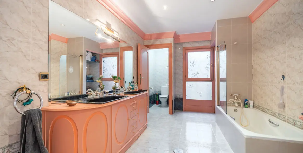 Sale of detached villa in Estepona 11