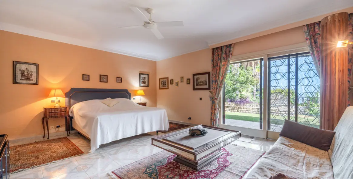 Sale of detached villa in Estepona 12