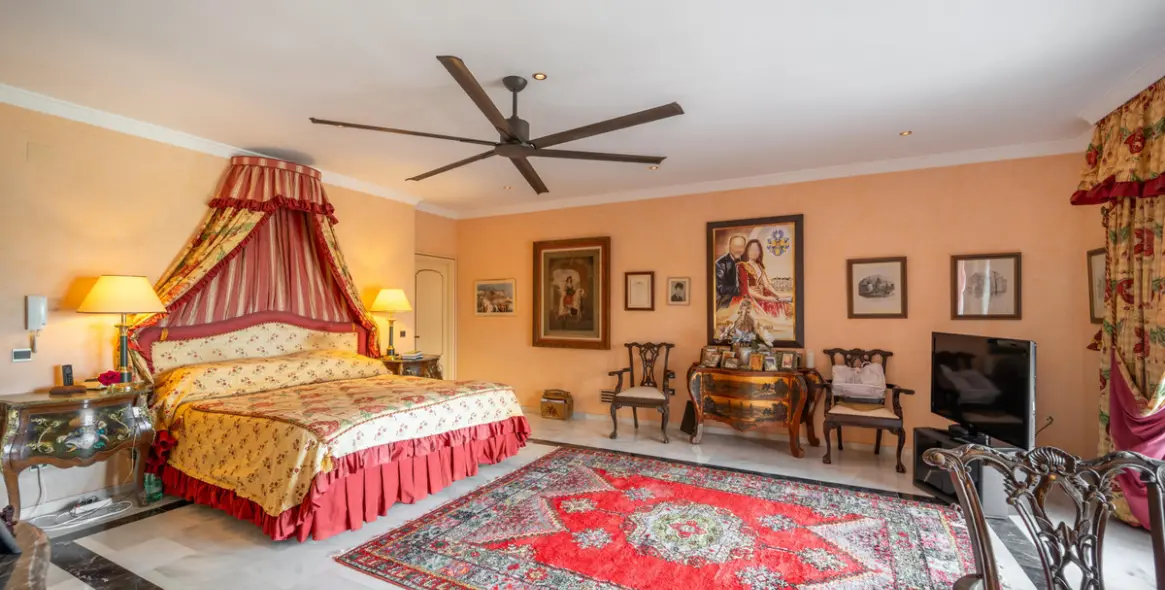 Sale of detached villa in Estepona 16