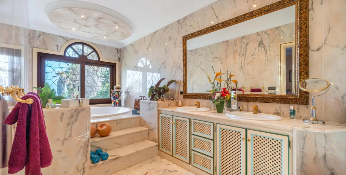 Sale of detached villa in Estepona 17