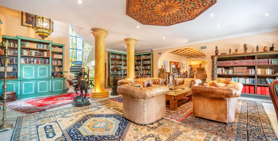 Sale of detached villa in Estepona 18