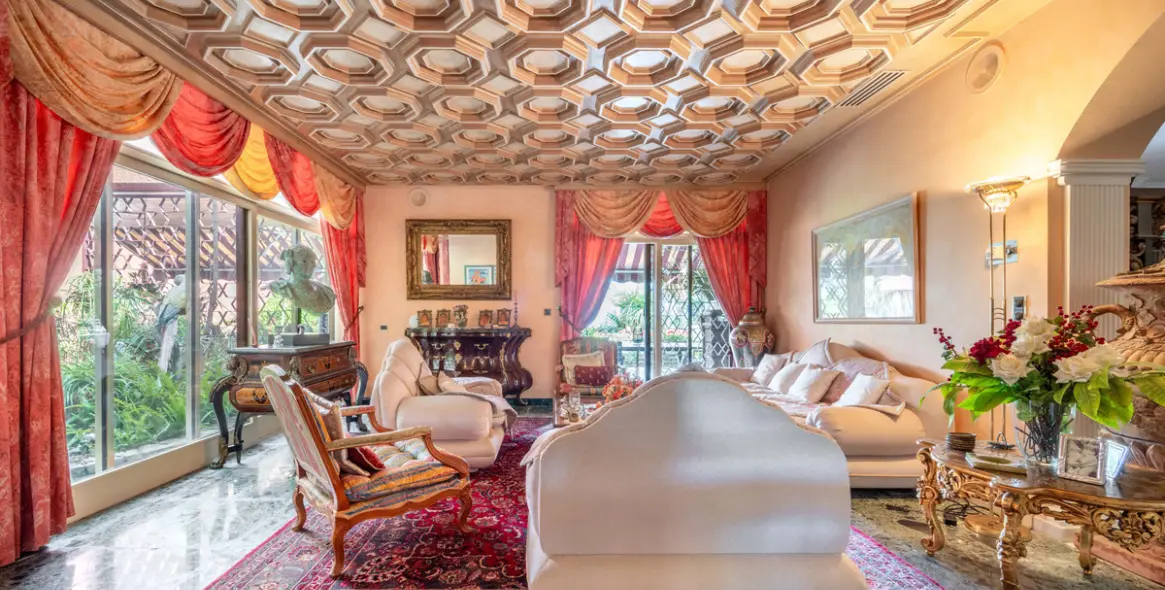 Sale of detached villa in Estepona 19