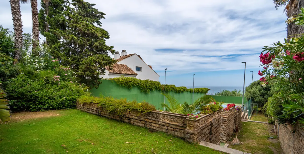 Sale of detached villa in Estepona 20