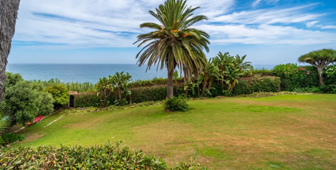 Sale of detached villa in Estepona 21