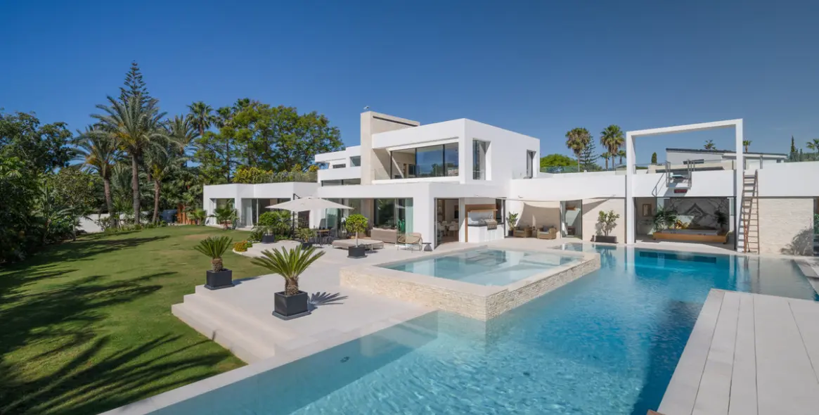 Long-term rent of detached villa in El Paraiso 1