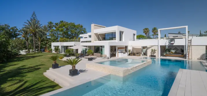 Long-term rent of detached villa in El Paraiso 0