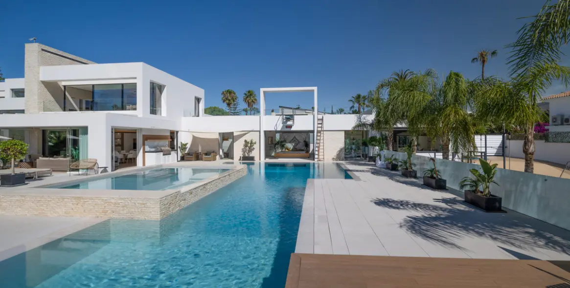 Long-term rent of detached villa in El Paraiso 7