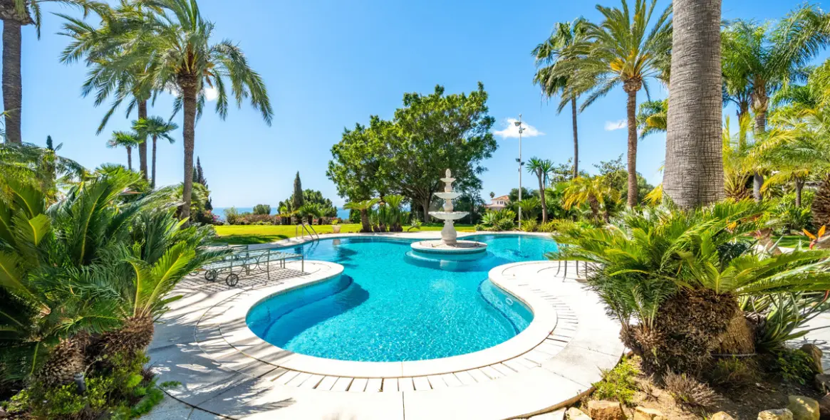 Sale of detached villa in The Golden Mile 11