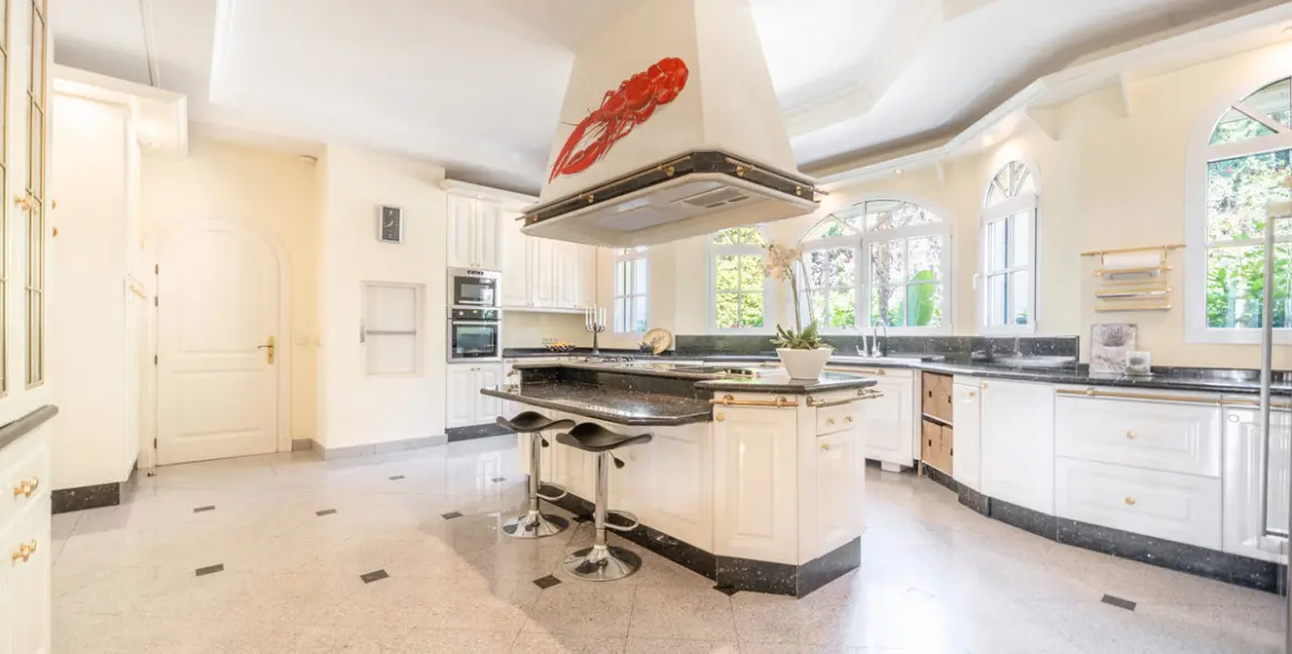 Sale of detached villa in The Golden Mile 23