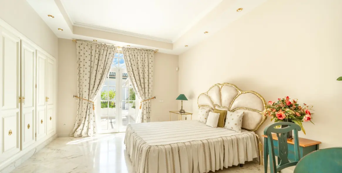 Sale of detached villa in The Golden Mile 38