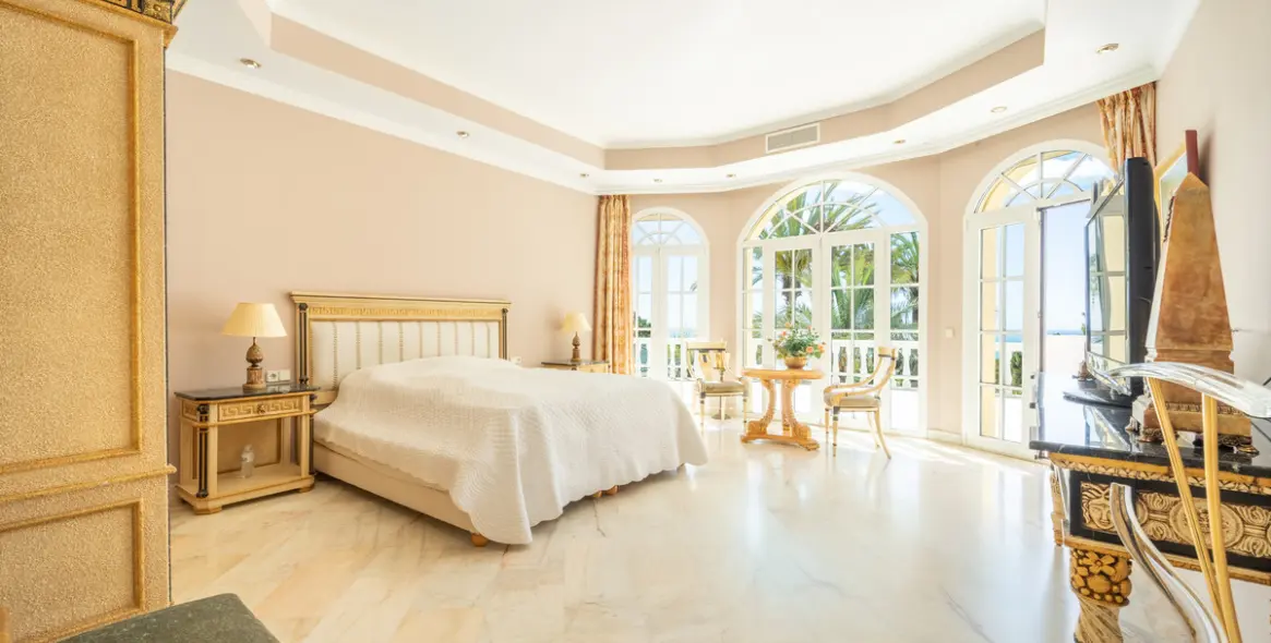 Sale of detached villa in The Golden Mile 41