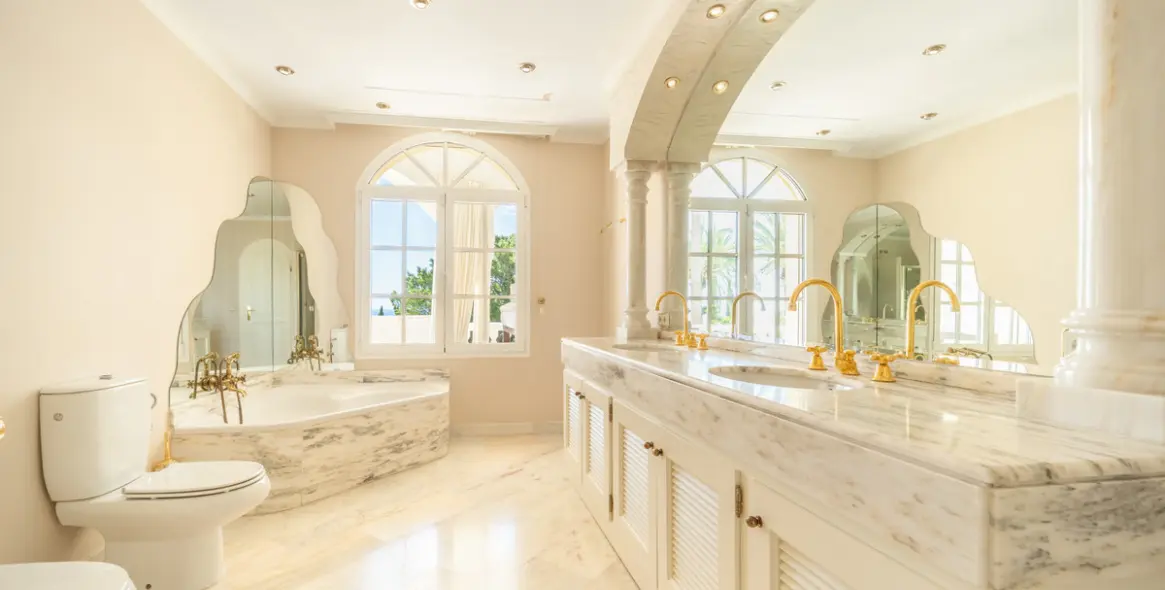 Sale of detached villa in The Golden Mile 43