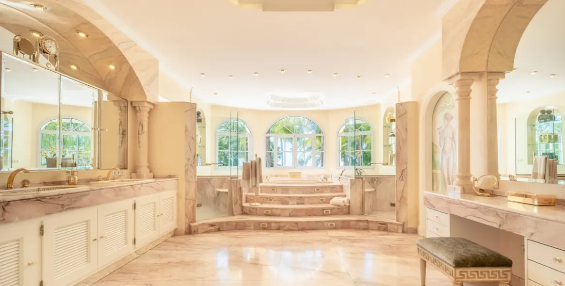 Sale of detached villa in The Golden Mile 45