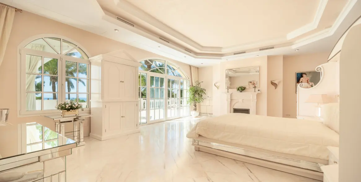 Sale of detached villa in The Golden Mile 46