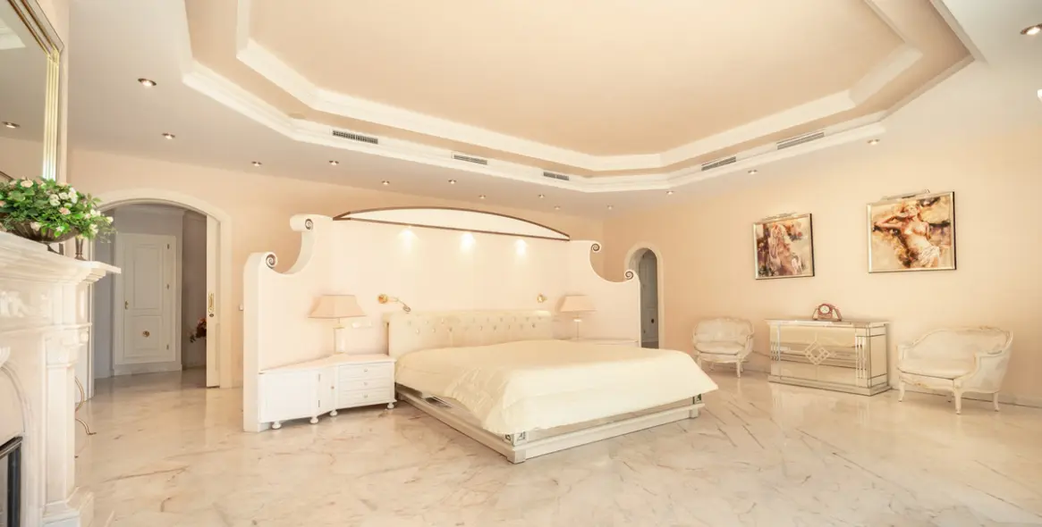 Sale of detached villa in The Golden Mile 47